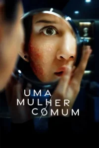 Mulher com marcas vermelhas no rosto se olha em espelho,revelando um olhar intenso e perturbado. Fundo escuro e misterioso.