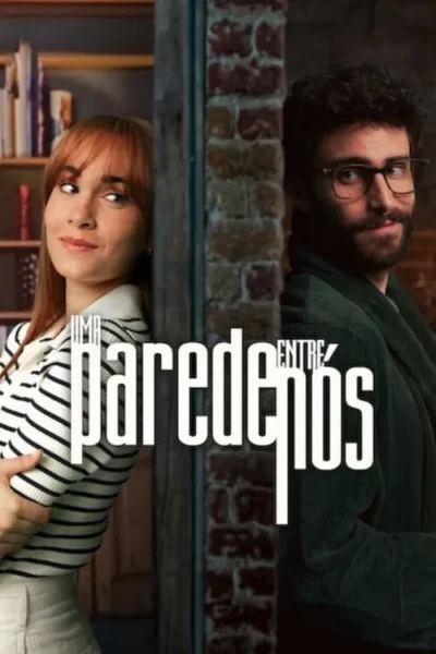 Mulher e homem sorridentes espreitam por uma abertura de uma parede. Ela em ambiente claro, ele escuro. Clima leve e curioso.