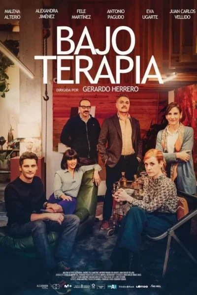 Seis adultos (3 homens, 3 mulheres) em uma sala com tons amadeirados. Poses variadas, expressões sérias e reflexivas.