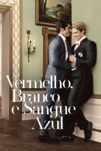 Dois homens sorridentes flertam em um salão clássico. Um de terno azul puxa a gravata do outro,de fraque com medalha.