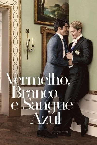 Dois homens sorridentes flertam em um salão clássico. Um de terno azul puxa a gravata do outro, de fraque com medalha.