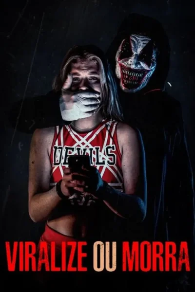 Cheerleader assustada com mão enluvada na boca e celular. Atrás, figura mascarada com sorriso medonho em fundo escuro e tenso.