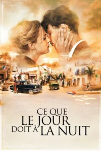 Pôster: Casal se beijando em tons quentes de pôr do sol. Abaixo, rua colonial movimentada com carros vintage e bandeiras. Romance e história.