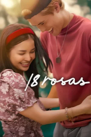 Um jovem casal ri e se abraça em um cenário externo luminoso e romântico. Ele veste boné, ela tiara vermelha e um vestido floral.