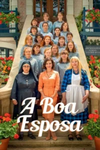 Grupo de jovens em uniformes listrados e três adultas (freira,mulher elegante,cozinheira) posam em escadaria florida de uma escola.