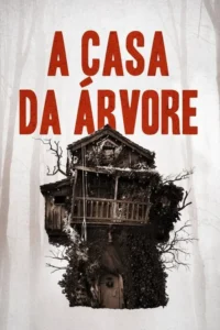 Casa da árvore antiga e escura, coberta por vegetação, em um bosque nebuloso com árvores sem folhas. Clima sombrio e misterioso.