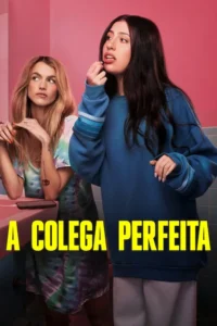 Duas jovens em um banheiro rosa. Uma morena aplica batom,enquanto a loira ao lado a observa. Clima casual e vibrante.