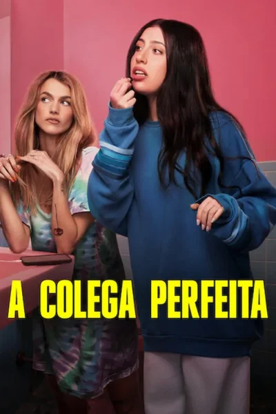 Duas jovens em um banheiro rosa. Uma morena aplica batom, enquanto a loira ao lado a observa. Clima casual e vibrante.