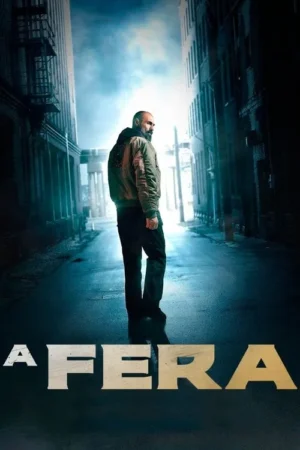 Homem barbudo de jaqueta em ruela escura entre edifícios altos, olhando por cima do ombro. Luz azulada forte ao fundo. Atmosfera tensa.