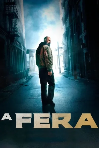 Homem barbudo de jaqueta em ruela escura entre edifícios altos, olhando por cima do ombro. Luz azulada forte ao fundo. Atmosfera tensa.