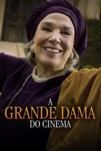 Close-up de mulher idosa sorridente com turbante roxo e colar de pérolas. Veste roxo e dourado,clima alegre e elegante.