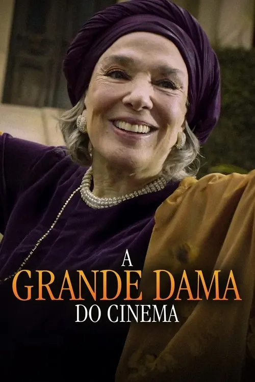 A Grande Dama do Cinema 1 Close-up de mulher idosa sorridente com turbante roxo e colar de pérolas. Veste roxo e dourado,clima alegre e elegante.