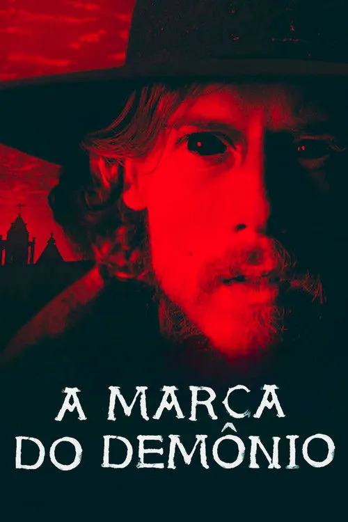 Um homem de chapéu com olhos totalmente pretos,rosto banhado em luz vermelha. Ao fundo,uma igreja sob céu escarlate. Atmosfera de horror.