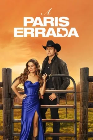 Mulher de vestido azul e botas cowboy com homem de chapéu e jaqueta. Posam em frente a uma cerca no campo, com pôr do sol. Clima romântico-rural.