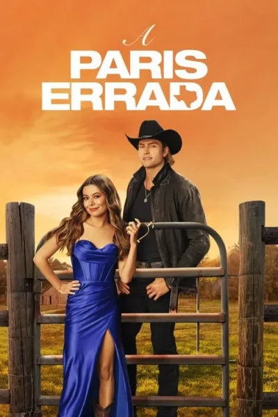 Mulher de vestido azul e botas cowboy com homem de chapéu e jaqueta. Posam em frente a uma cerca no campo, com pôr do sol. Clima romântico-rural.