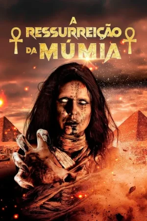 Múmia de olhos brancos e símbolos no rosto estende a mão ameaçadoramente, em deserto egípcio com pirâmides e céu tempestuoso.