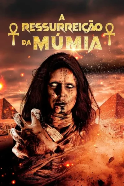 Múmia de olhos brancos e símbolos no rosto estende a mão ameaçadoramente, em deserto egípcio com pirâmides e céu tempestuoso.