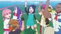 Várias pessoas de anime animadas, jovens e adultos, acenam e sorriem num campo verde com o mar ao fundo. Um Pikachu feliz aparece.