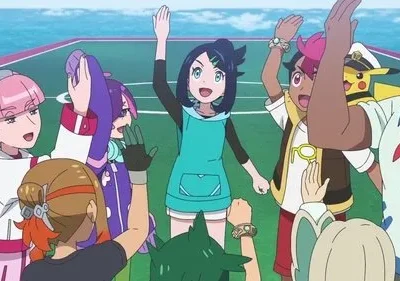 Várias pessoas de anime animadas, jovens e adultos, acenam e sorriem num campo verde com o mar ao fundo. Um Pikachu feliz aparece.