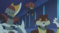 Robô branco/vermelho, joaninha preta e esquilo marrom acenando, em cenário de anime azul futurista.
