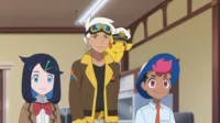 Garota, homem e menino de anime, com Pikachu de chapéu. Todos em uma sala clara e amigável.