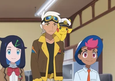 Garota, homem e menino de anime, com Pikachu de chapéu. Todos em uma sala clara e amigável.