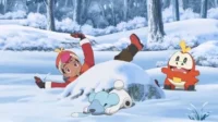 Jovem de gorro vermelho afunda na neve, enquanto um crocodilo vermelho sorri e uma criatura azul deita em floresta nevada.
