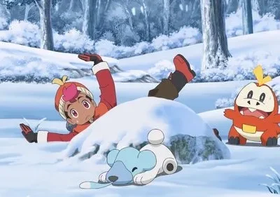 Jovem de gorro vermelho afunda na neve, enquanto um crocodilo vermelho sorri e uma criatura azul deita em floresta nevada.