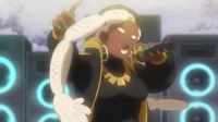 Mulher anime de pele escura e cabelo branco canta em microfone dourado. Veste preto e ouro. Fundo com alto-falantes azuis brilhantes. Clima vibrante.