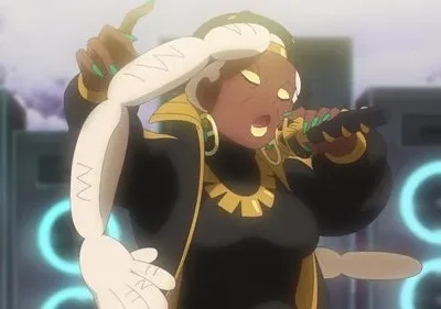 Mulher anime de pele escura e cabelo branco canta em microfone dourado. Veste preto e ouro. Fundo com alto-falantes azuis brilhantes. Clima vibrante.