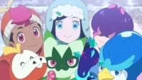 Anime: Dois jovens sorriem com três criaturas coloridas (jacaré, gato, pato). Cena feliz em fundo claro e difuso.