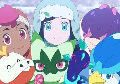 Anime: Dois jovens sorriem com três criaturas coloridas (jacaré, gato, pato). Cena feliz em fundo claro e difuso.