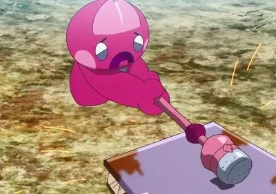 Criatura rosa de anime com expressão triste, batendo um martelo rosa numa tábua roxa. Faíscas no chão terroso.