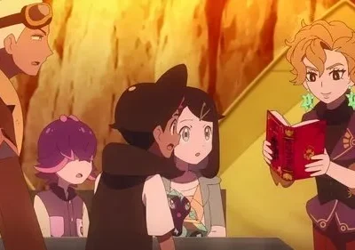 Cena de anime: uma mulher loira lê um livro vermelho para quatro outros personagens com expressões mistas, em um ambiente dourado e brilhante.