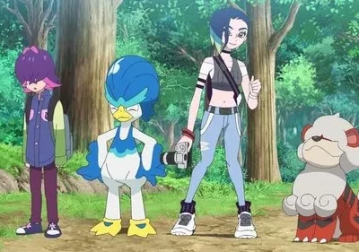 Quatro personagens de anime (dois humanos, duas criaturas) em uma floresta. Uma garota confiante, um jovem tímido, um pato com câmera e um cão fofo.
