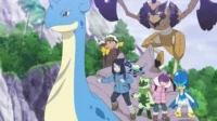Anime: Criaturas e pessoas posam em rochas com fundo de montanhas tropicais. Grande criatura azul, inseto marrom, 2 adultos, 2 crianças e pequenos companheiros.