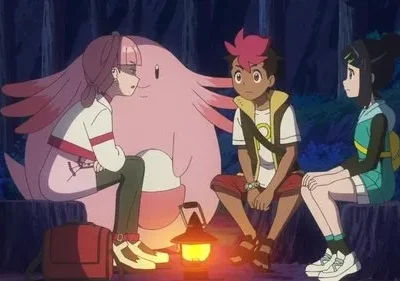 Três jovens e uma criatura rosa gigante sentam em tocos na floresta escura, iluminados por uma lanterna. Clima contemplativo de acampamento.