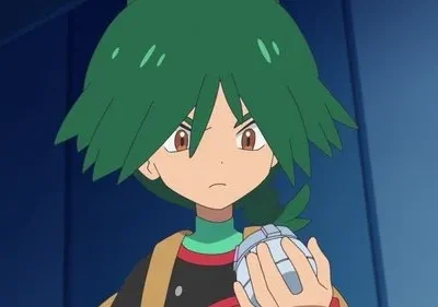 Personagem de anime jovem de cabelo verde e expressão séria segura dispositivo prateado. Fundo azul escuro.