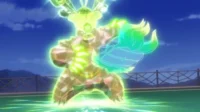 Criatura forte, cristalina e brilhante, com chifres e um escudo no braço, irradia energia verde. Fundo de arena noturna.