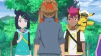 Três figuras de anime em uma floresta. Uma garota e um garoto de cabelo magenta, com Pikachu marinheiro, olham tensos para uma pessoa de costas.
