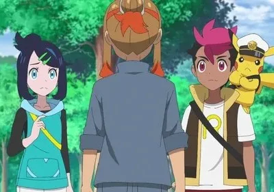 Três figuras de anime em uma floresta. Uma garota e um garoto de cabelo magenta, com Pikachu marinheiro, olham tensos para uma pessoa de costas.