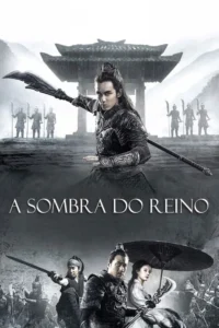 Pôster monocromático. Guerreiros asiáticos em armaduras,com espadas e lanças,em cenário de chuva e arquitetura tradicional. Clima épico.