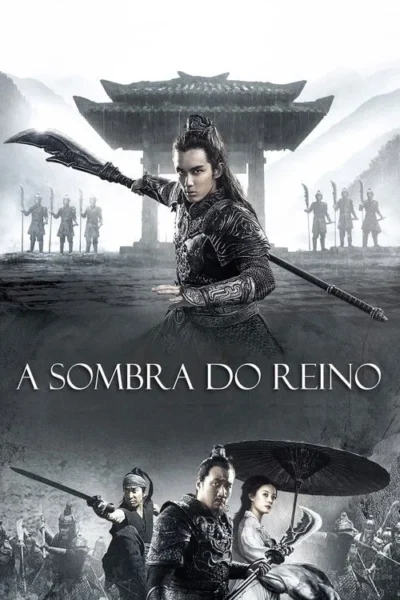 Pôster monocromático. Guerreiros asiáticos em armaduras, com espadas e lanças, em cenário de chuva e arquitetura tradicional. Clima épico.