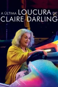 Mulher idosa de cabelo claro sorrindo,dirigindo um carro de bate-bate brilhante e colorido à noite. Clima alegre e divertido.