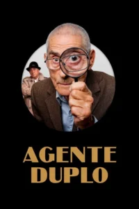 Um senhor de óculos segura uma lupa que aumenta seu olho. Atrás,um homem de sobretudo e chapéu. Clima de mistério e investigação.