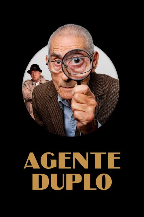 Agente Duplo 1 Um senhor de óculos segura uma lupa que aumenta seu olho. Atrás,um homem de sobretudo e chapéu. Clima de mistério e investigação.