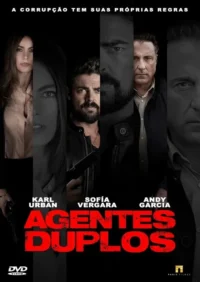 Pôster escuro com três atores de rostos sérios,divididos e sobrepostos. Mulher e homem seguram armas. Clima de ação e suspense.