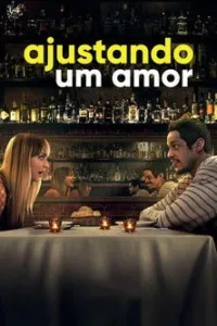 Mulher e homem sorrindo em um encontro noturno. Eles estão sentados à mesa de um bar escuro com garrafas ao fundo.