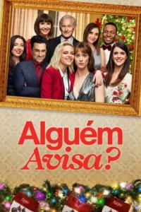 Nove pessoas sorrindo em um retrato familiar festivo. Mulheres se abraçam no centro, com árvore de Natal e meias decorativas. Clima alegre.