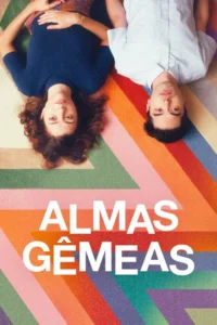Um homem e uma mulher deitados de costas em um tapete vibrante com padrões geométricos coloridos. Ambos olham para a câmera. Clima leve.